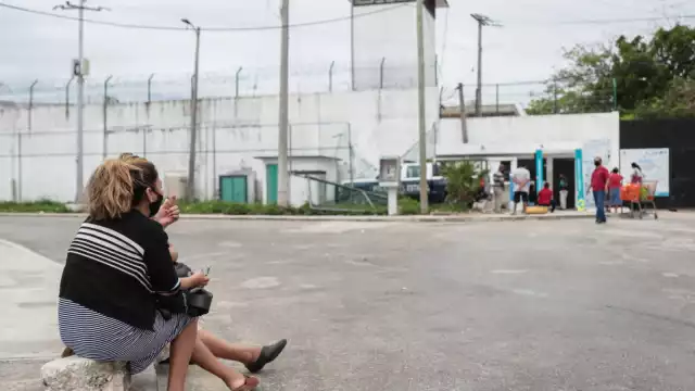 Habitantes aseguran escuchar disparos dentro de la cárcel