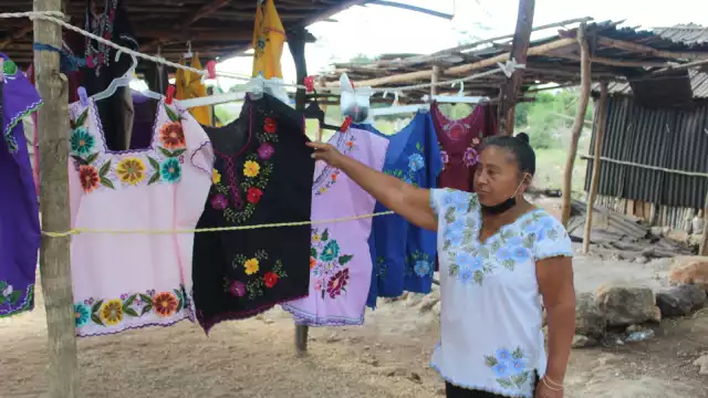 Son pocos los clientes interesados en adquirir las prendas fabricadas por las artesanas