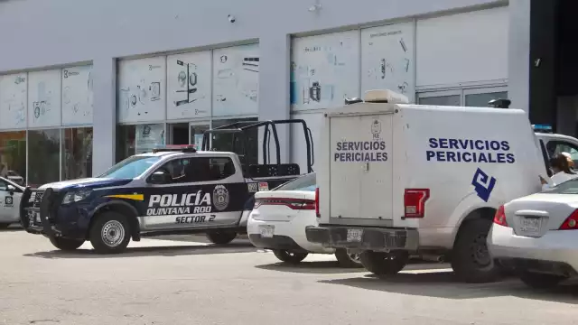 Personal del Servicio Médico Forense de Cancún realizó el levantamiento de cadáver para trasladarlo a la morgue