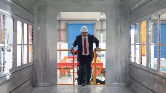 AMLO visitó la planta de Ciudad Sahagún, donde se construyen los vagones para el Tren Maya. Foto: Twitter @lopezobrador_