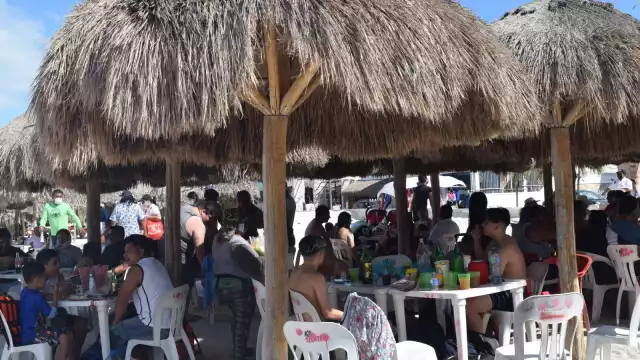 Numerosos comensales se podían observar en los restaurantes del puerto