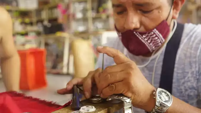 Ambos artesanos mantienen la labor de relojería junto al trabajo con las piezas numismáticas