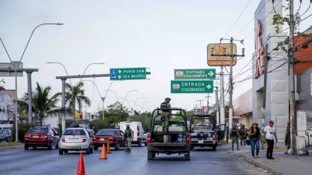 El cuerpo de un hombre fue desmembrado y arrojado en tres bolsas de basura dentro del estacionamiento de un Chedraui de Cancún