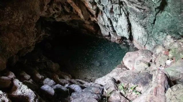 Una pequeña reja metálica resguarda su entrada y unos escalones de piedra dan paso a su interior