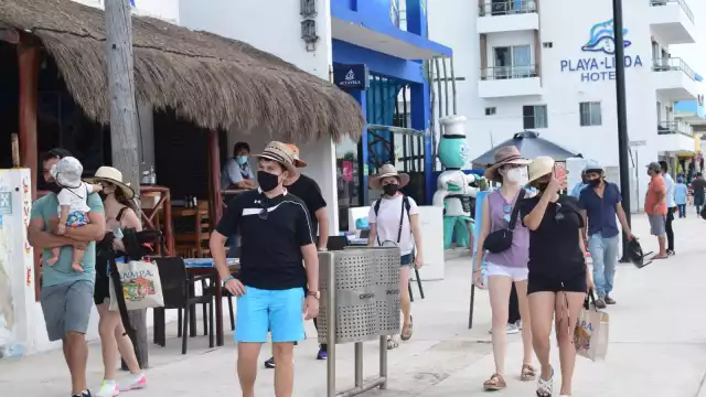 La llegada de los turistas empezó a las 11:00 horas donde caminaron por las instalaciones del malecón