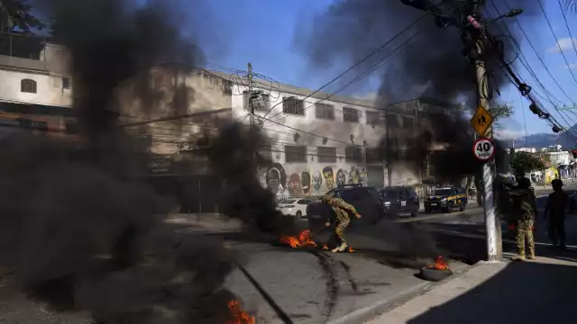 400 policías militares fuertemente armados fueron desplegados en la favela de Alemão