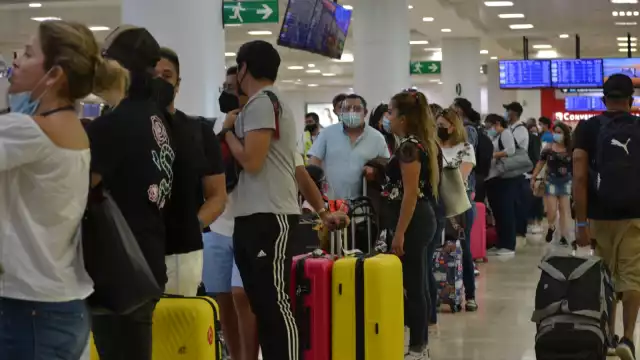 Muchos turistas pagan de impuestos más de lo que cuesta un pasaje en avión a Cancún