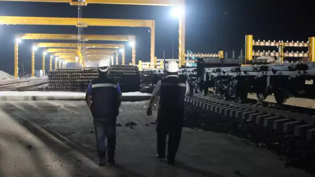 El jefe del Ejecutivo realizó la inspección visual a bordo de un helicóptero de la Sedena, escoltado por otra aeronave de tipo milita