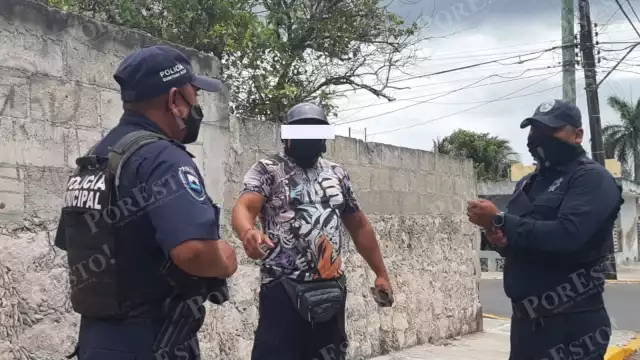 El hombre fue abordado por policías de Cozumel, en tanto se resuelve su situación legal