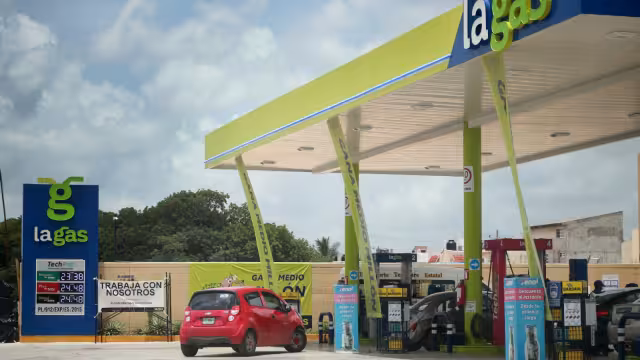 Registran incrementos en los precios del combustible. La Premium alcanza los 24.34 pesos por litro, y la Magna oscila entre 23.06; CorpoGas lidera con 25.28. (
