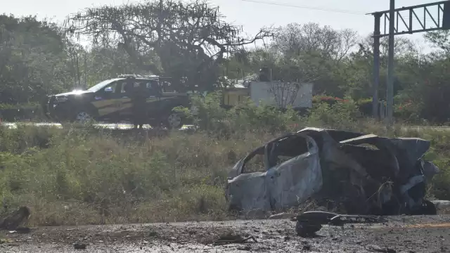 Dos personas quedaron atrapadas en el auto cuando comenzó a incendiarse