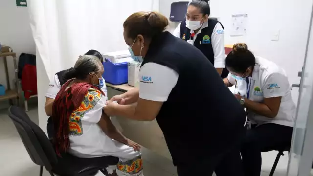 Tras recibir la vacuna, los abuelitos permanecieron en observación