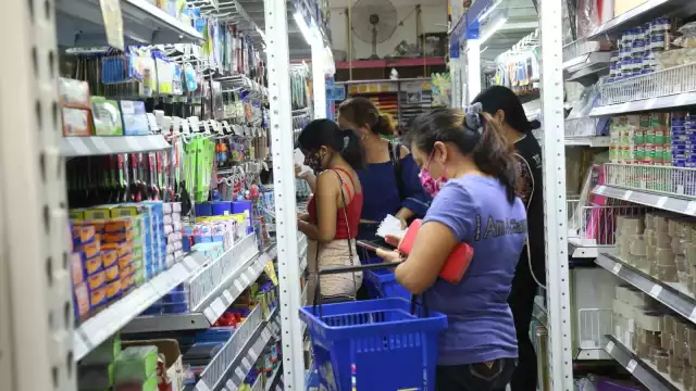 Padres de familia que hacían fila para entrar a comprar a una conocida papelería de la ciudad