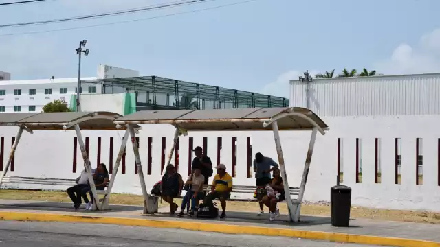 Usuarios deberán esperar hasta 20 minutos por un camión