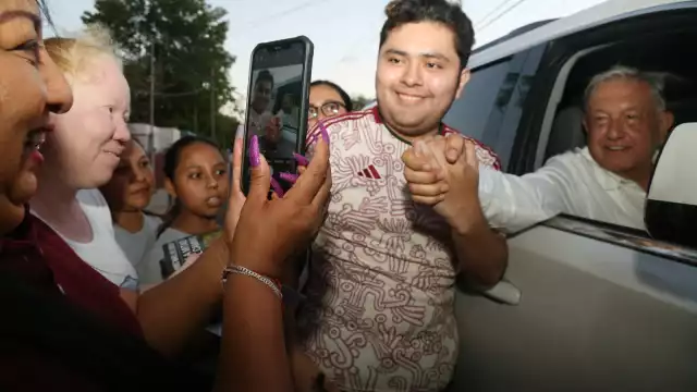 Algunas personas aprovecharon para tomarse la foto con el presidente López Obrador