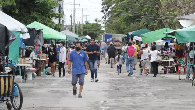 Los tianguis son un punto crítico de aglomeración en Cancún