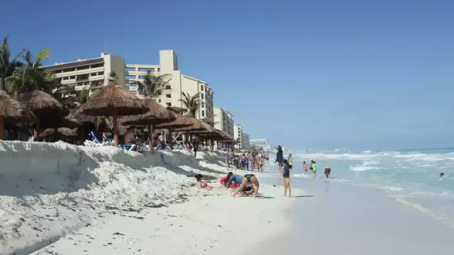 La arena de Cancún es conocida por su tonalidad blanca y que se mantiene fresca, sin causar quemaduras en los pies cuando se camina sobre ella