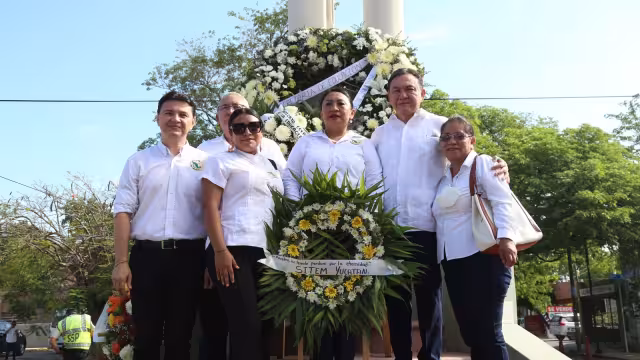 La ofrenda por el Día del Maestro fue colocada en la avenida Reforma de Mérida