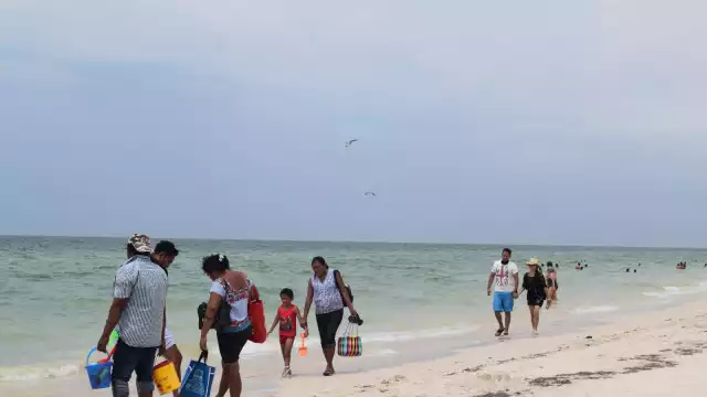 A pesar de las lluvias, decenas de familias acudieron a Progreso para disfrutar de las playas