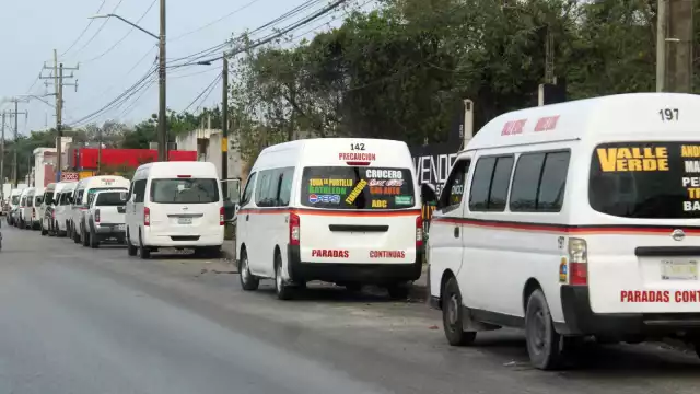 Combis estacionadas en espacios prohibidos