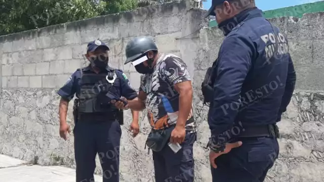 Elementos de la Policía de Cozumel trasladaron al mototaxista, quien se desempeñó como colega suyo hacia las instalaciones de Seguridad Pública de la ciudad