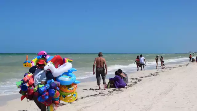Bañistas no pierden la oportunidad de visitar las playas del puerto