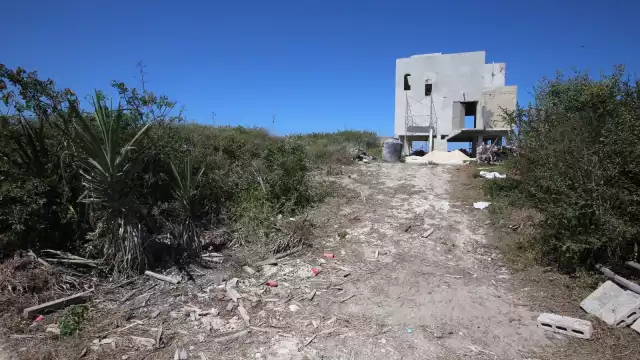 Zonas de erosión y depositación por el puerto de abrigo en Sisal, Yucatán.