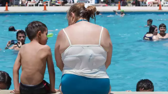 ¿Se puede contraer COVID-19 al bañarse en una alberca?