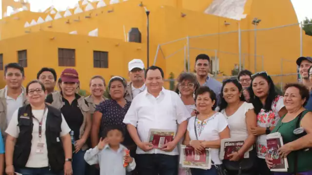 Familias yucatecas son beneficiadas con las becas Benito Juárez.
