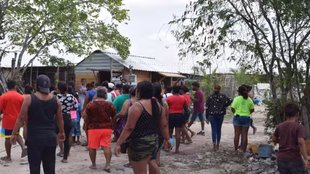 Entre los desalojados se encontraban niños y adultos mayores