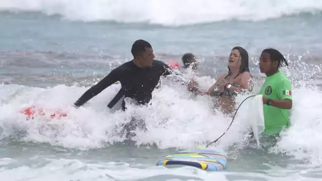 Los bañistas estuvieron cerca de ahogarse, al mismo tiempo y  a 20 metros de diferencia.