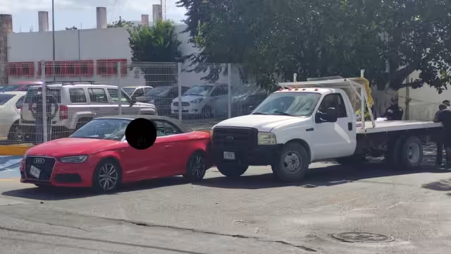 El coche del fallecido quedó sobre la avenida Xcalacoco en Playa del Carmen luego de que fuese asesinado a tiros