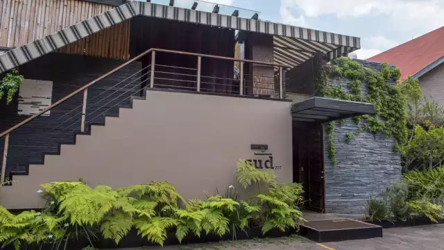 El restaurante SUD777 en la Ciudad de México se vio envuelto en una polémica tras exhibirse los mensajes de una creadora de contenido que buscaba un intercambio para consumir alimentos sin pagar