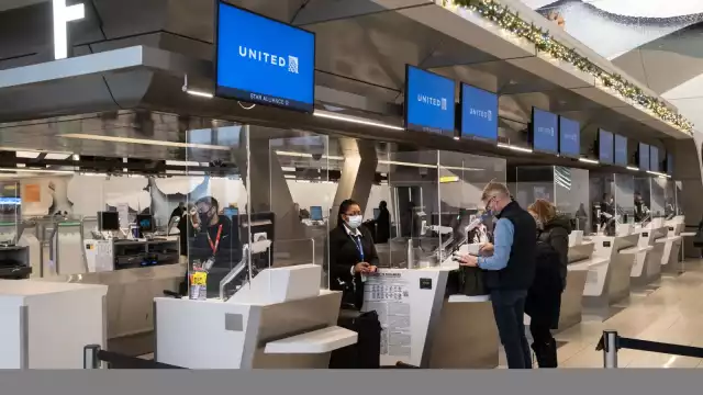 Entre los motivos por la que se tomó esta decisión se encuentra que las vacunas actuales protegen eficazmente contra una forma grave (de COVID-19) relacionada con ómicron