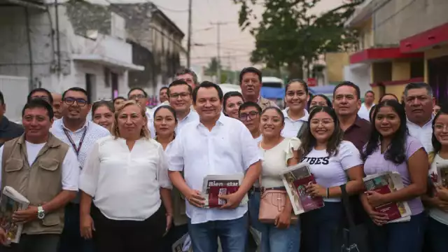 Joaquín Díaz Mena recorrió las calles de Hunucmá para acercar los programas de Bienestar