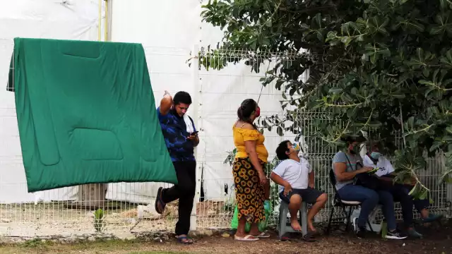 Los familiares de pacientes del Hospital General de Cancún deben dormir a la intemperie para esperar informes de sus seres queridos