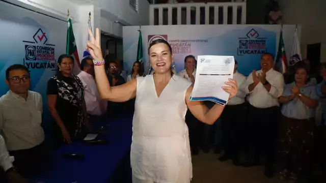 Cecilia Patrón Laviada acudió acompañada de varios simpatizantes a registrase en la búsqueda de la alcaldía de Mérida