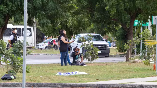 Por varias horas se intentó convencer a la mujer que se bajara de la torre de alta tensión