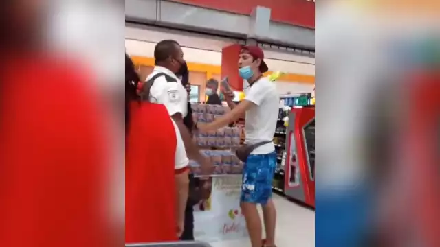 Algunos espectadores atribuyeron el origen del conflicto al joven que se negó a pagar el producto