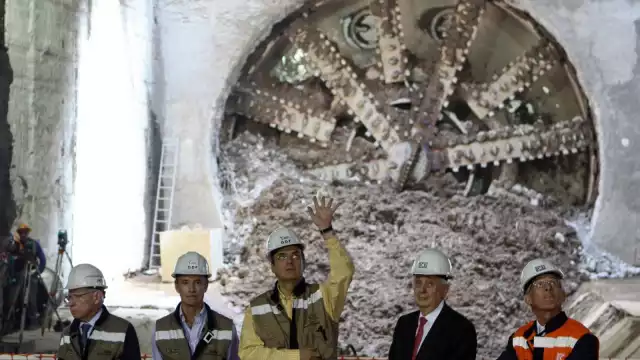 Marcelo Ebrard, durante la supervisión de las obras de la Línea 12