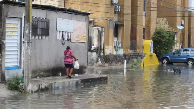 Algunas calles de la Región 95 en Cancún se inundan e impiden el paso de vecinos y vehículos