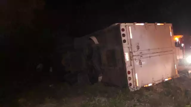 La pesada unidad fue removida luego de la volcadura ocurrida en el municipio de Felipe Carrillo Puerto, donde no se registraron lesionados