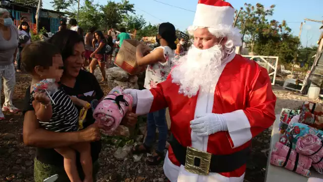 Ayer se repartieron aproximadamente unos 400 cobertores a más de 110 familias por parte de Santa Claus y la agrupación “Los Mayas Eternos”