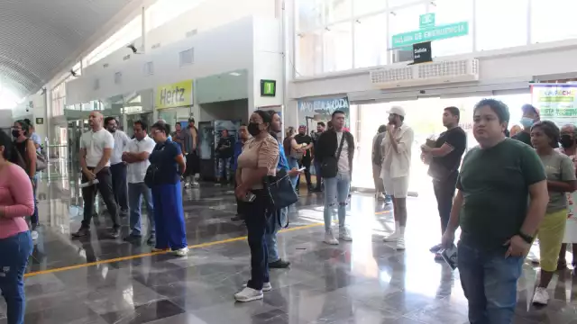 Fans de Belinda se quedaron esperando en el aeropuerto de Campeche
