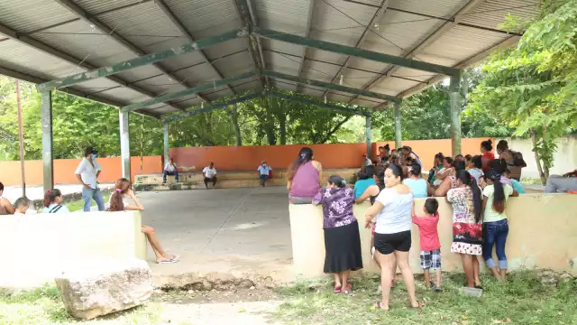 Pobladores de la comisaría en Maxcanú dijeron que con anterioridad Kekén les ofreció uniformes deportivos; lo ven como 'plan con maña'