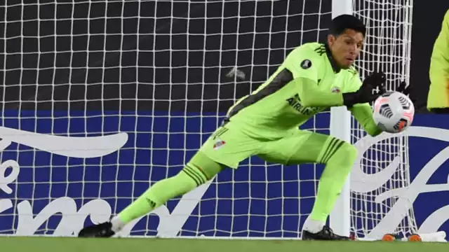 Enzo Pérez atajando un tiro a la portería