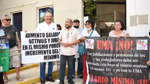Los pensionados utilizaron carteles para protestar contra el ISSSTE