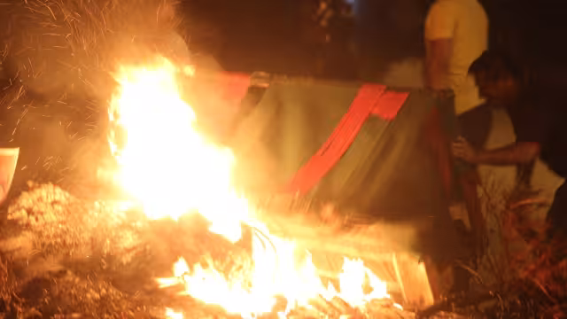 Los vecinos quemaron maderas y muebles viejos