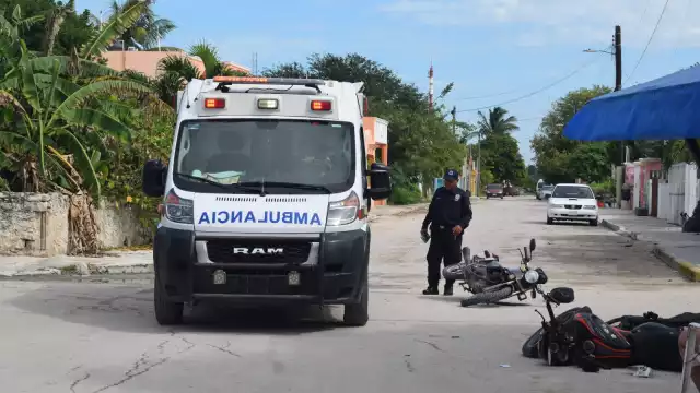 La motociclista afectada resultó con varios golpes y heridas en el cuerpo