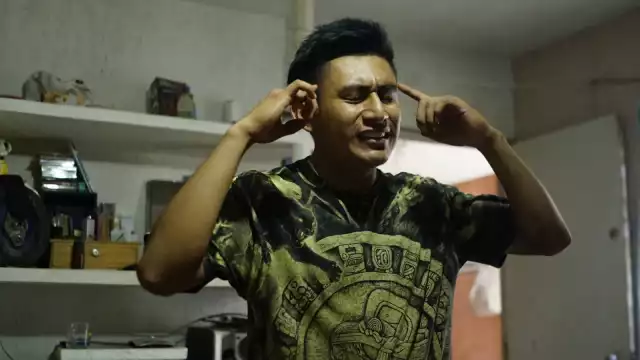 “La adicción se aferra, la vida no prospera, en el asfalto podrido en forma de esfera, que alumbran calaveras”, dijo en una de sus composiciones